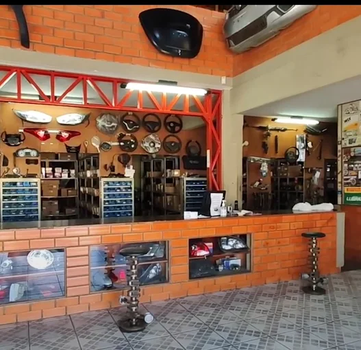 Desmanche SergiCar Auto Peças - Interior da oficina com carros desmontados